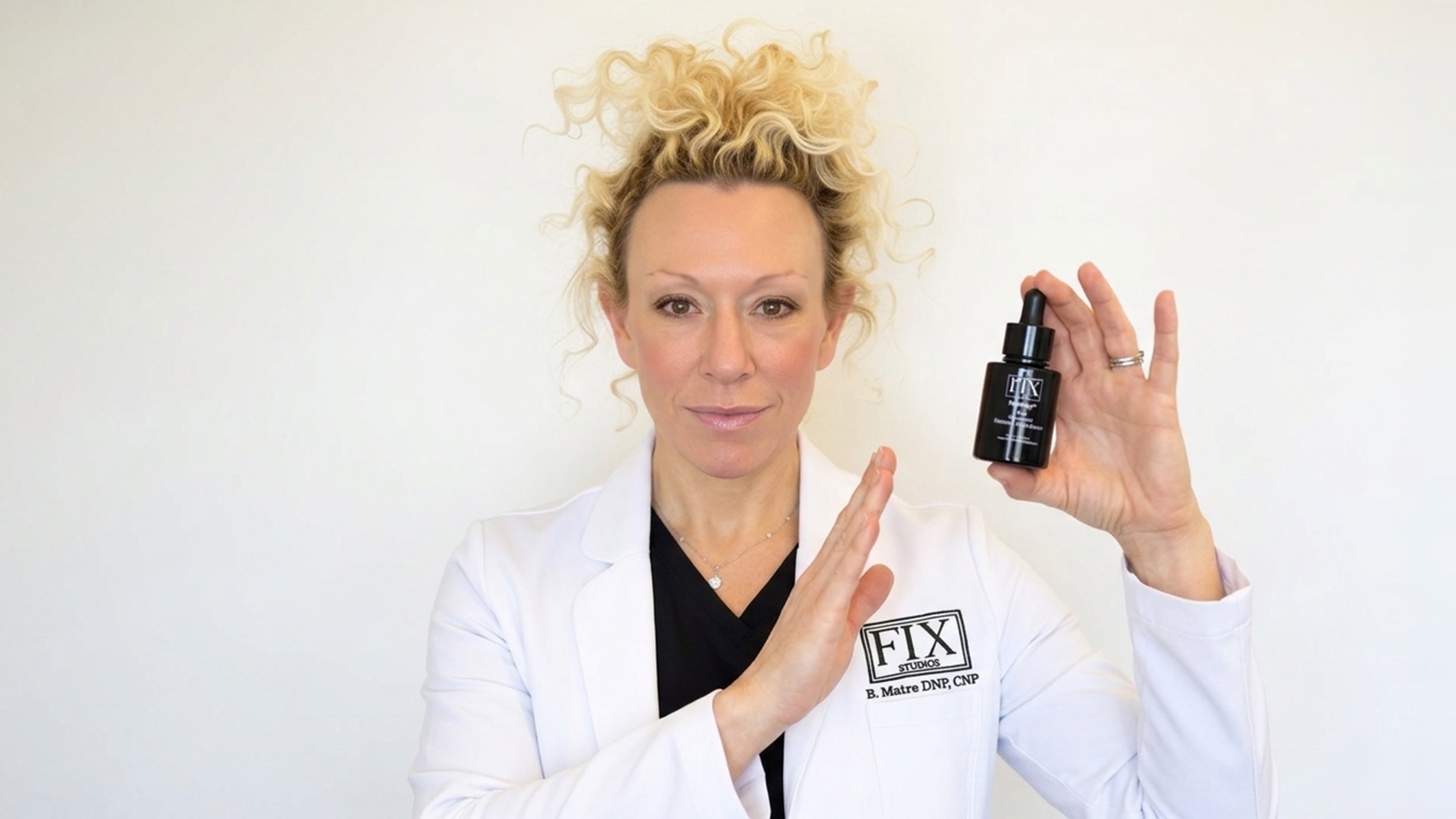 Dr. Beth holding a bottle of retinol and pointing out the 7 retinol mistakes